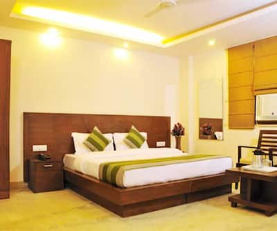 https://imgcld.yatra.com/ytimages/image/upload/t_hotel_yatra_city_desktop/v1402639704/Domestic Hotels/Hotels_Manesar/Hotel Paradise Inn/Executive-Room.jpg